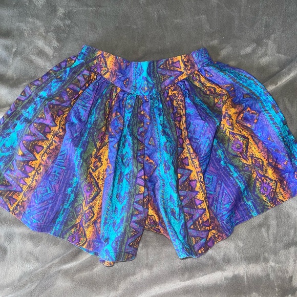Vintage Vibrant Aztec Style Shorts - Picture 2 of 3